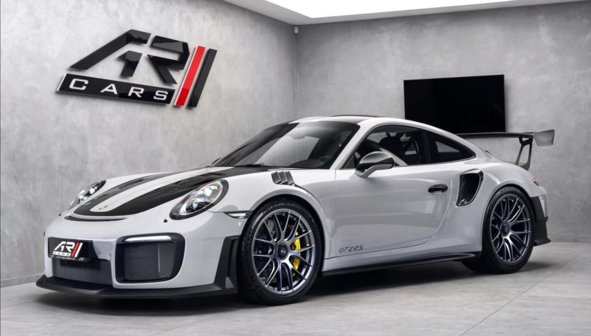 Porsche 911 GT2 RS WEISSACH paket, skladem!!!