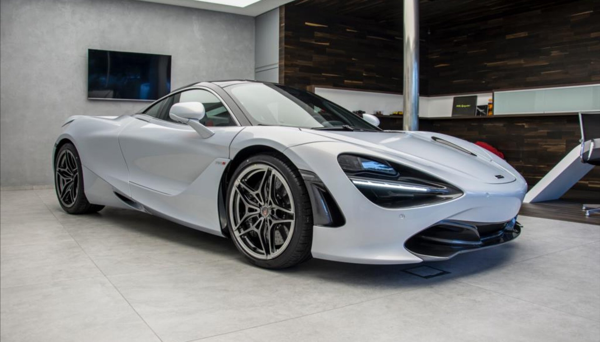 McLaren  720S Luxury
