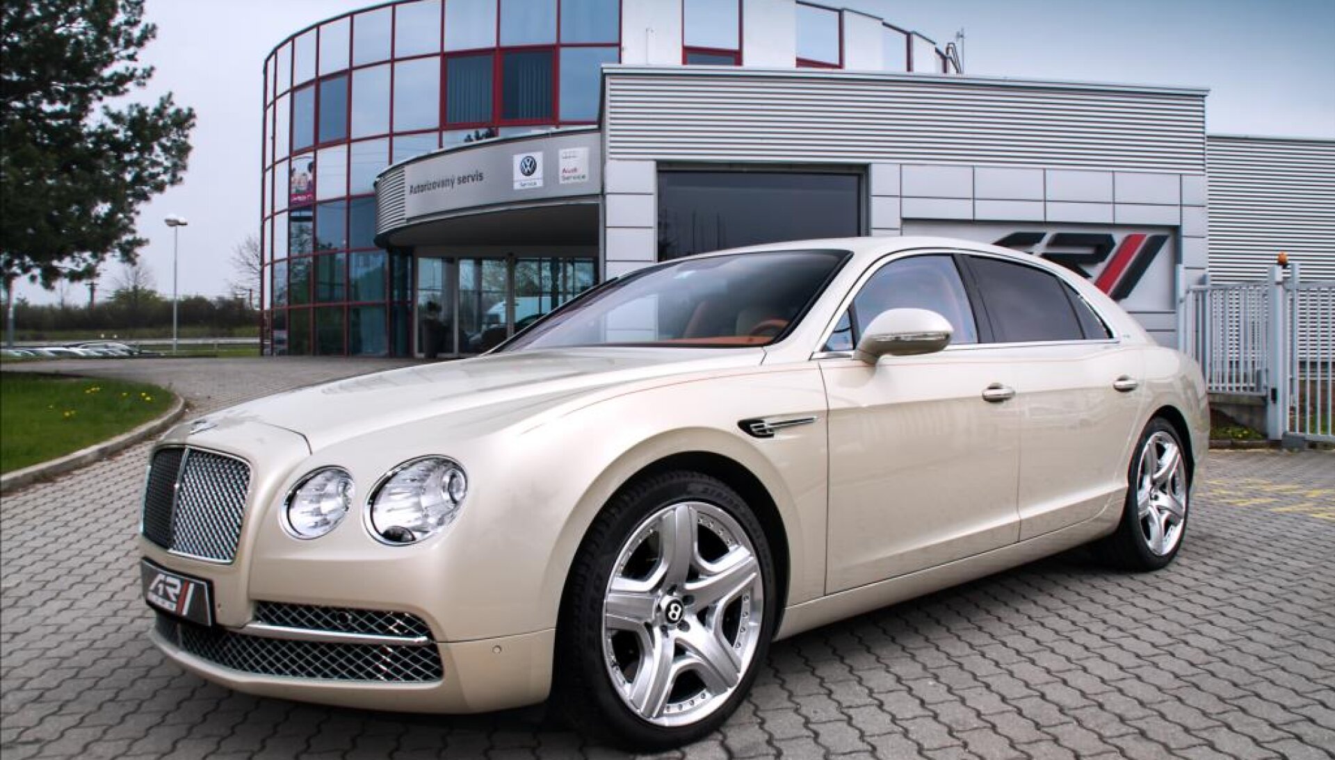 Bentley Continental Flying Spur W12 Muliner, entertainment