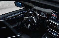 BMW Řada 5 4,4 M550i xDrive, H/K, HEAD-UP, PANO, LASER
