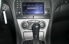 Mercedes-Benz SL 300, adaptivní tempomat a světlomety, audio HK