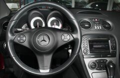 Mercedes-Benz SL 300, adaptivní tempomat a světlomety, audio HK
