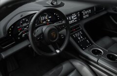 Porsche Taycan Turbo S, keramiky, karbon, PDCC, Matrix