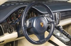 Porsche Panamera Turbo, bicolor interiér, sport chrono, PDCC