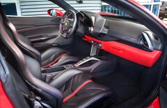 Ferrari 488 Karbon sedadla, Exclusive černý paket, Sklade