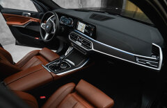 BMW X7 4.4 M50i xDrive, H/K, LASER, PANO, ZÁRUKA