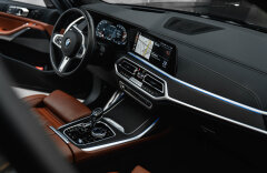 BMW X7 4.4 M50i xDrive, H/K, LASER, PANO, ZÁRUKA