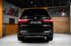 BMW X7 4.4 M50i xDrive, H/K, LASER, PANO, ZÁRUKA