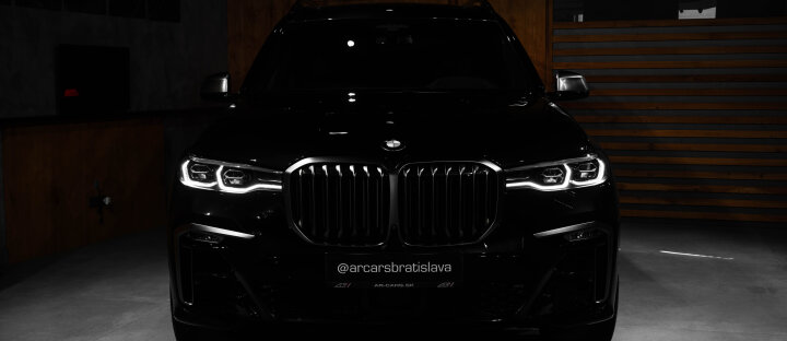 BMW X7 4.4 M50i xDrive, H/K, LASER, PANO, ZÁRUKA